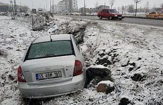 Samsun’da kardan kayan otomobil şarampole uçtu