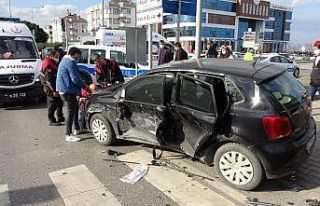 Samsun’da kavşakta iki otomobil çarpıştı: 5...