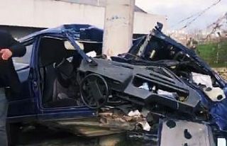 Samsun’da otomobil elektrik direğine çarptı:...