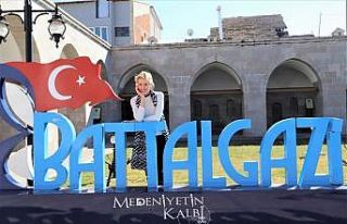 Sanatçı Wilma Elles, Battalgazi’ye hayran kaldı