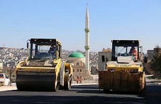 Şanlıurfa’da yeni açılan yollara asfalt dökülüyor