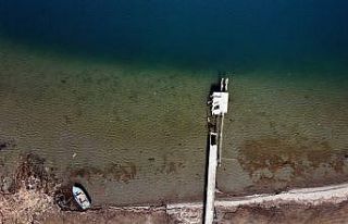 Sapanca Gölü yükseldi, karaya oturan kayıklar...