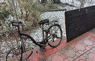 Şarjdaki akülü araç evi küle çeviriyordu