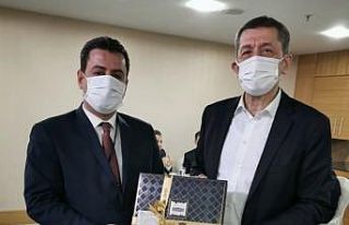 Savaşçı, Bakan Selçuk’a Çikolis’i takdim...