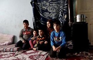 Savaştan kaçarken eşi kaybolan Afgan kadın, çocuklarıyla...