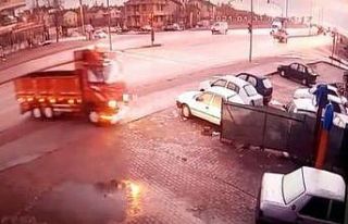 Savrulan kamyonet devrilmekten son anda kurtuldu