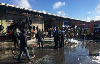 Sebze ve Meyve Hali’nde çıkan yangında mahsur...