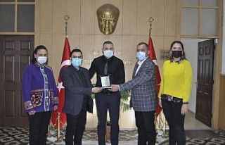 Şehidin kardeşine plaket sunuldu