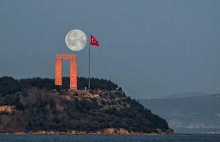 Şehitlik Abidesi ve dolunayın buluşma anı mest...