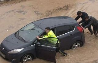 Selin vurduğu İzmir’de polis beline kadar suya...