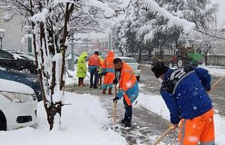 Serdivan’da karla kaplanan kaldırımlar temizleniyor