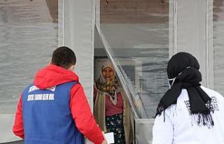 Serdivan’da yaşlılara kandil hediyesi