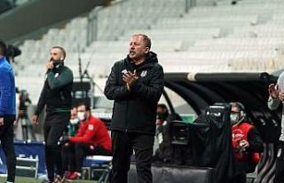 Sergen Yalçın oyuncularını tek tek tebrik etti