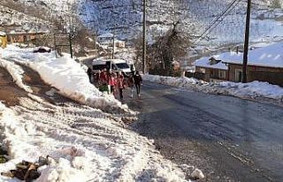Servis buzlanan yolda kalınca, öğrenciler okula...