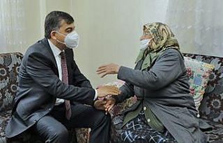 Sevgiyle örülen el işleri, yaşlı teyzeleri sevindiriyor