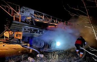 Seyir halindeki sondaj kamyonun lastikleri yandı