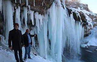 Sibirya soğukları şelaleyi dondurdu, dev sarkıtlar...