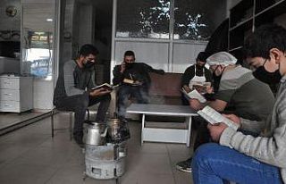 Sıcak ekmek kokusu altında kitap ve çay molası