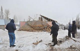 Şiddetli fırtına çatı uçurdu