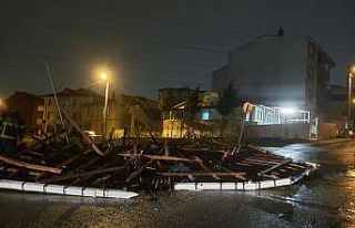 Şiddetli fırtına çatıyı yerinden söktü