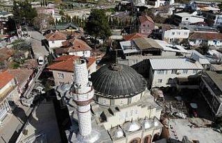 Şiddetli rüzgar cami minaresinin külahını uçurdu