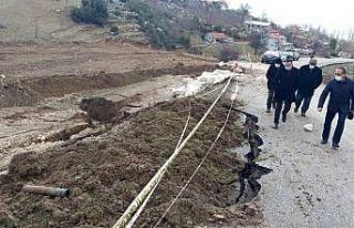 Şiddetli yağış asfalt yolda çökmeye neden oldu
