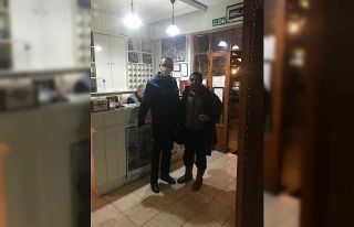 Şiddetli yağmurda üzerine poşet çeken vatandaşa...