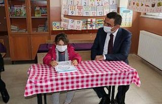 Siirt Valisi Hacıbektaşoğlu, köy okullarında...