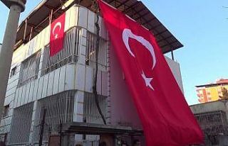 Siirtli şehidin evine dev Türk bayrağı asıldı
