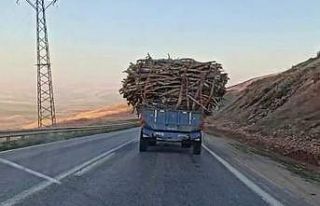 Siirt’te kapasitesinin üstünde yük alan traktörün...