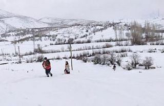 Siirt’te kar yolları kapattı, UMKE ekipler 1 yaşındaki...