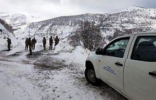 Siirt’te yola çığ düştü, mahsur kalan köy...