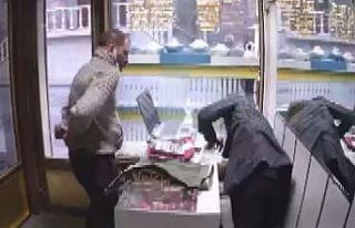 Silahlı soyguncu gerçek diye imitasyon altınları...
