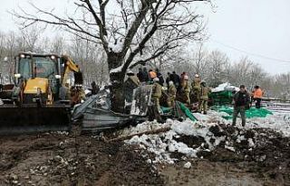 Şile’de hayvanlar çöken ahırın çatısı altında...