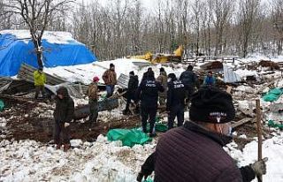 Şile’de kar nedeniyle ahırın çatısı çöktü,...