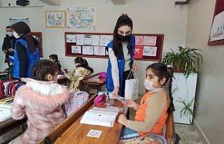 Sınavlardan arta kalan kalem ve silgilerle öğrencilerin...