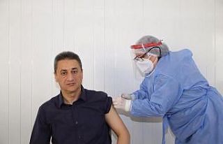 Sinop Valisi Karaömeroğlu korona aşısının ilk...