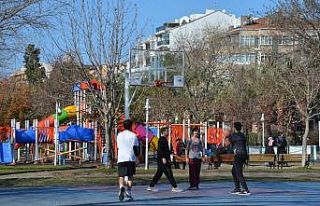 Sinop’ta güneşi gören kendini sokağa attı