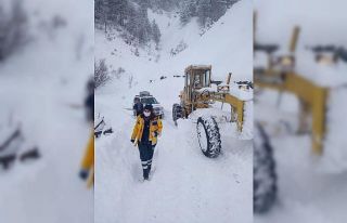 Sinop’ta karla kaplı yollarda hasta kurtarma mücadelesi