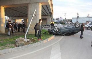 Sinop’ta trafik lambasına çarpan araç ters döndü:...