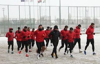 Sivas Belediyespor, kar altında çalıştı