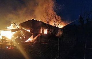 Sobadan çıkan yangın ahşap evi küle çevirdi