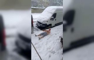 Soğuğa aldırış etmediler, soyunup karın içine...