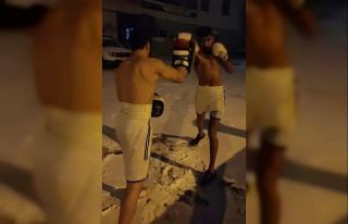 Soğuğa aldırmadan giysilerini çıkartıp kick...