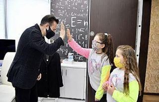 Sokaklara Covid uyarı afişi asan çocukları Başkan...