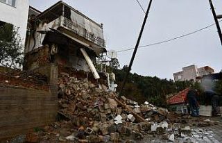 Söke’de duvar göçtü, ev askıda kaldı