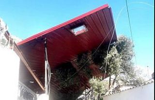 Söke’de fırtına evin çatısını uçurdu