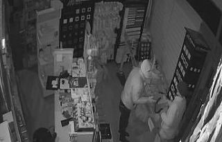 Soygun esnasında sigara molası veren hırsızlar...