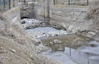 Su kanalının donması sonucu çöpler yüzeye çıktı
