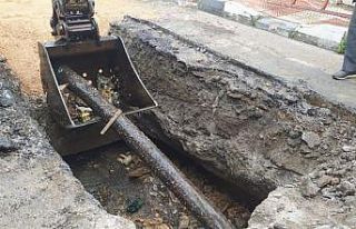 Sulama kanalından çıkan telefon direği şaşırttı